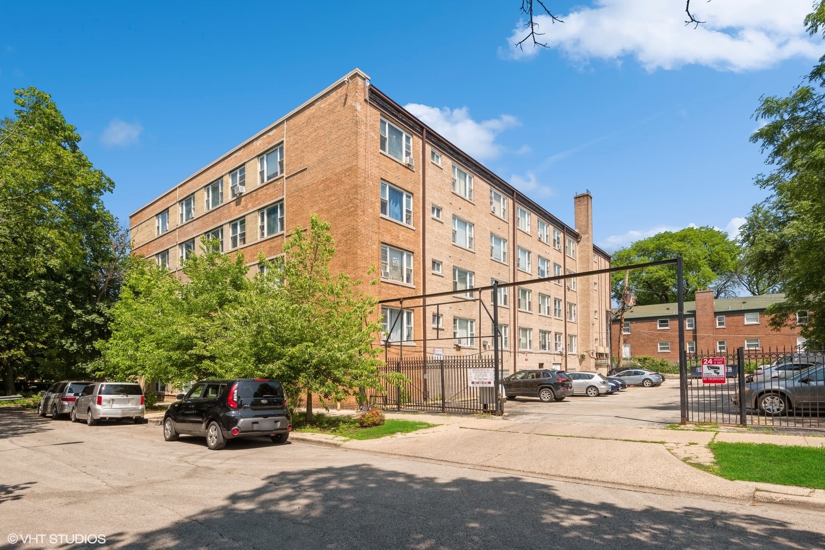 Property Photo: 2424 W Estes Avenue 1G IL 60645