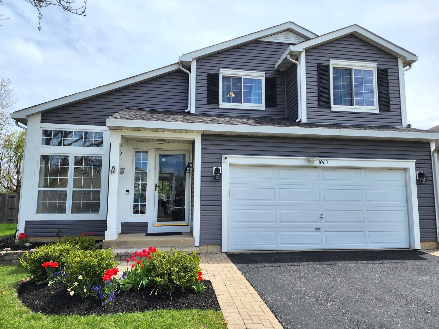 Property Photo: 1063 S Pleasant Hill Gate Drive IL 60085
