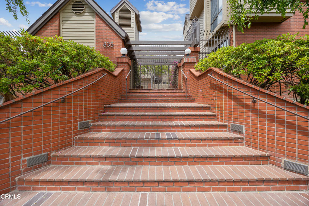 Property Photo:  835 S Lucerne Boulevard 301  CA 90005 
