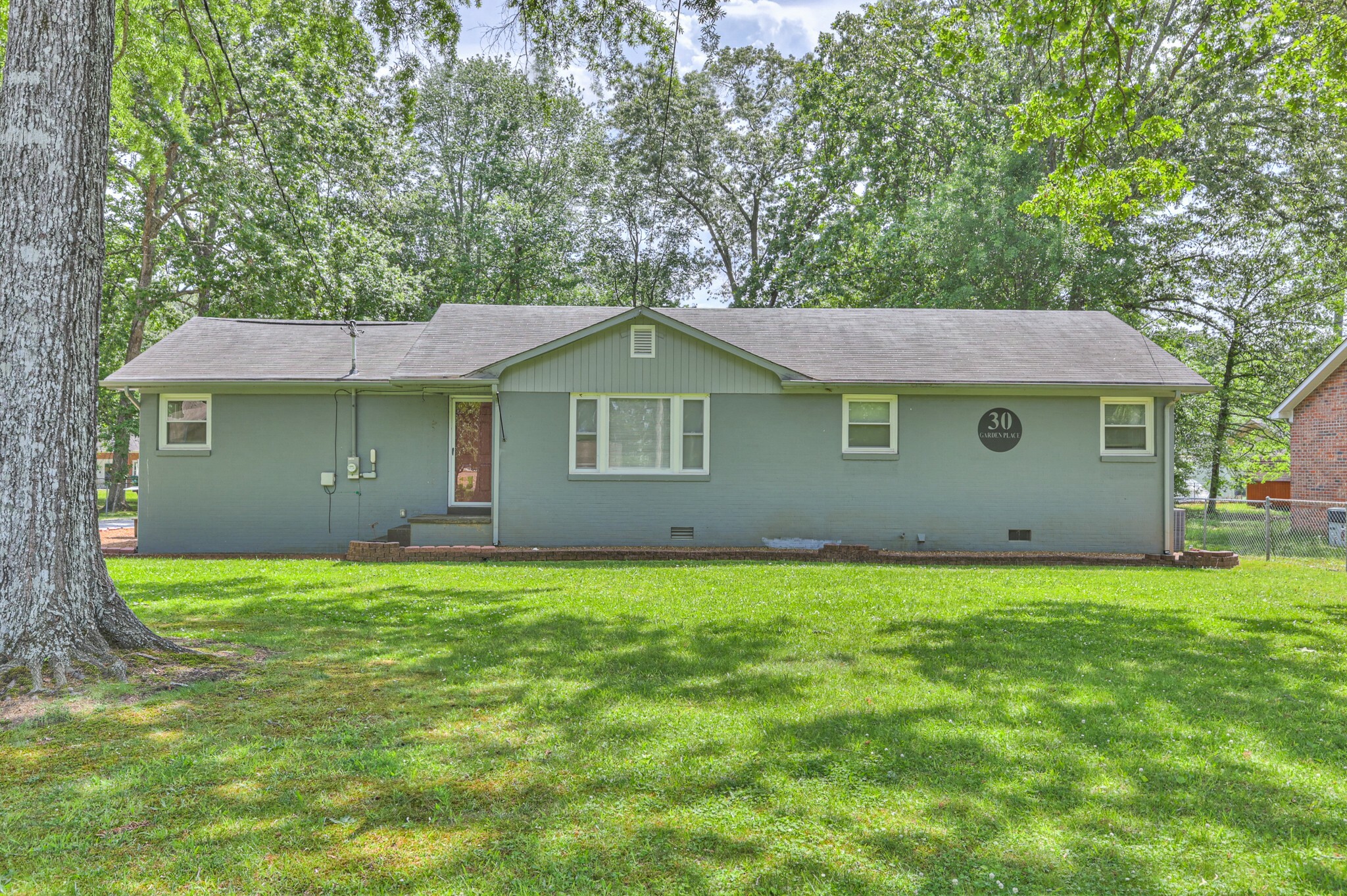 Property Photo: 30 Garden Pl TN 37355