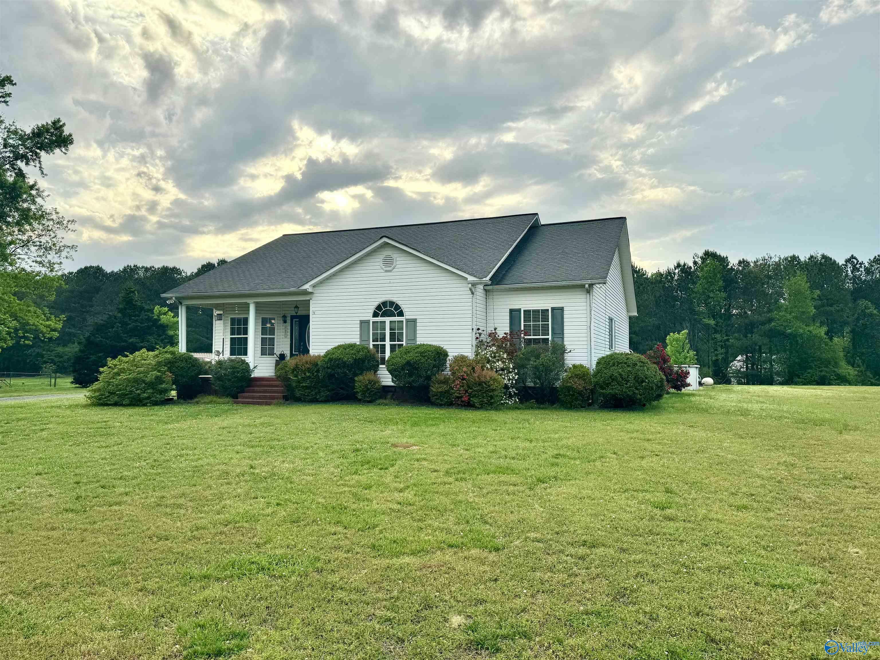 Property Photo: 1474 Frost Road AL 35621