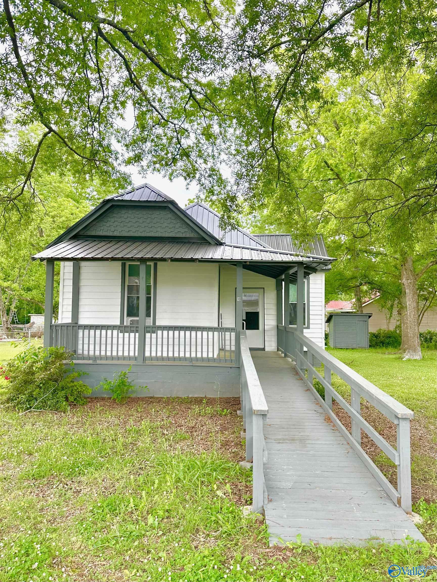 Property Photo: 10 Comnock Avenue AL 35904