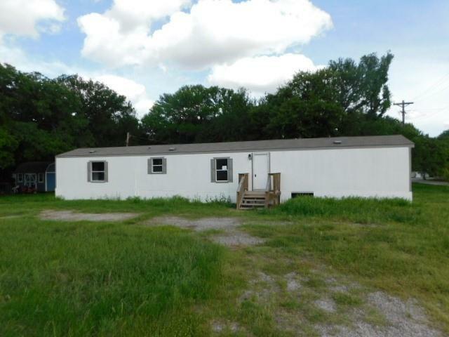 Property Photo: 515 Skylark Drive TX 76049