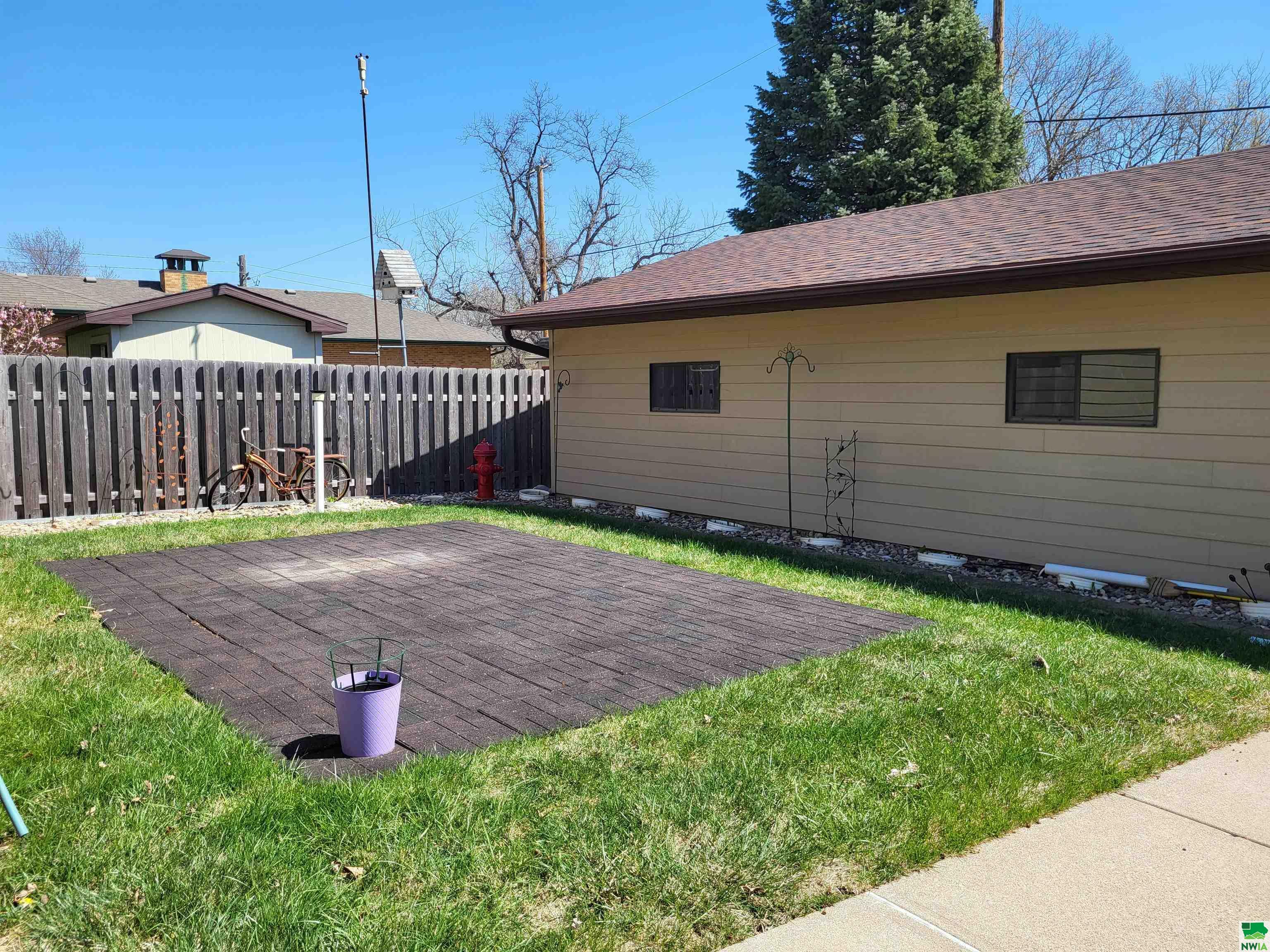 Property Photo: 2512 S Cypress St IA 51106
