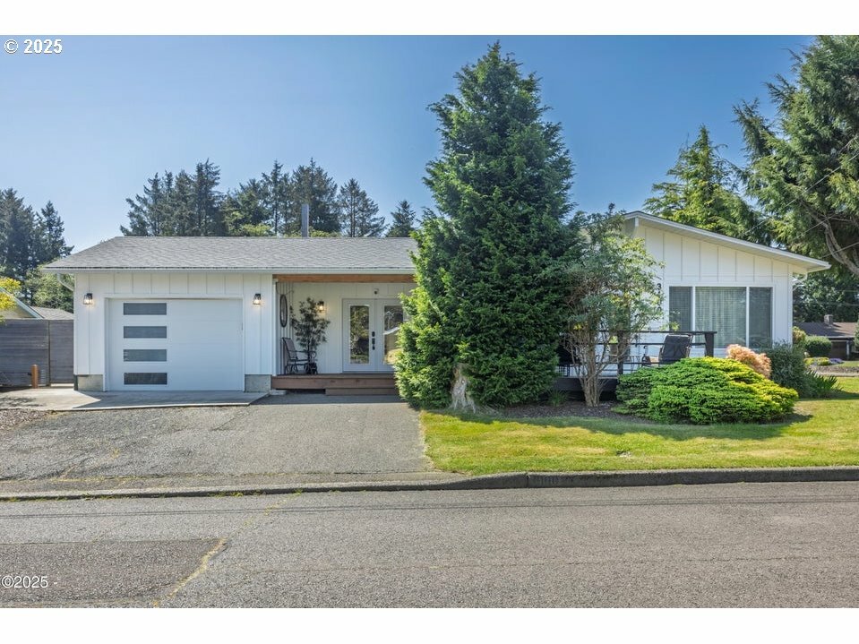 Property Photo: 3100 NE 31st Ct OR 97367