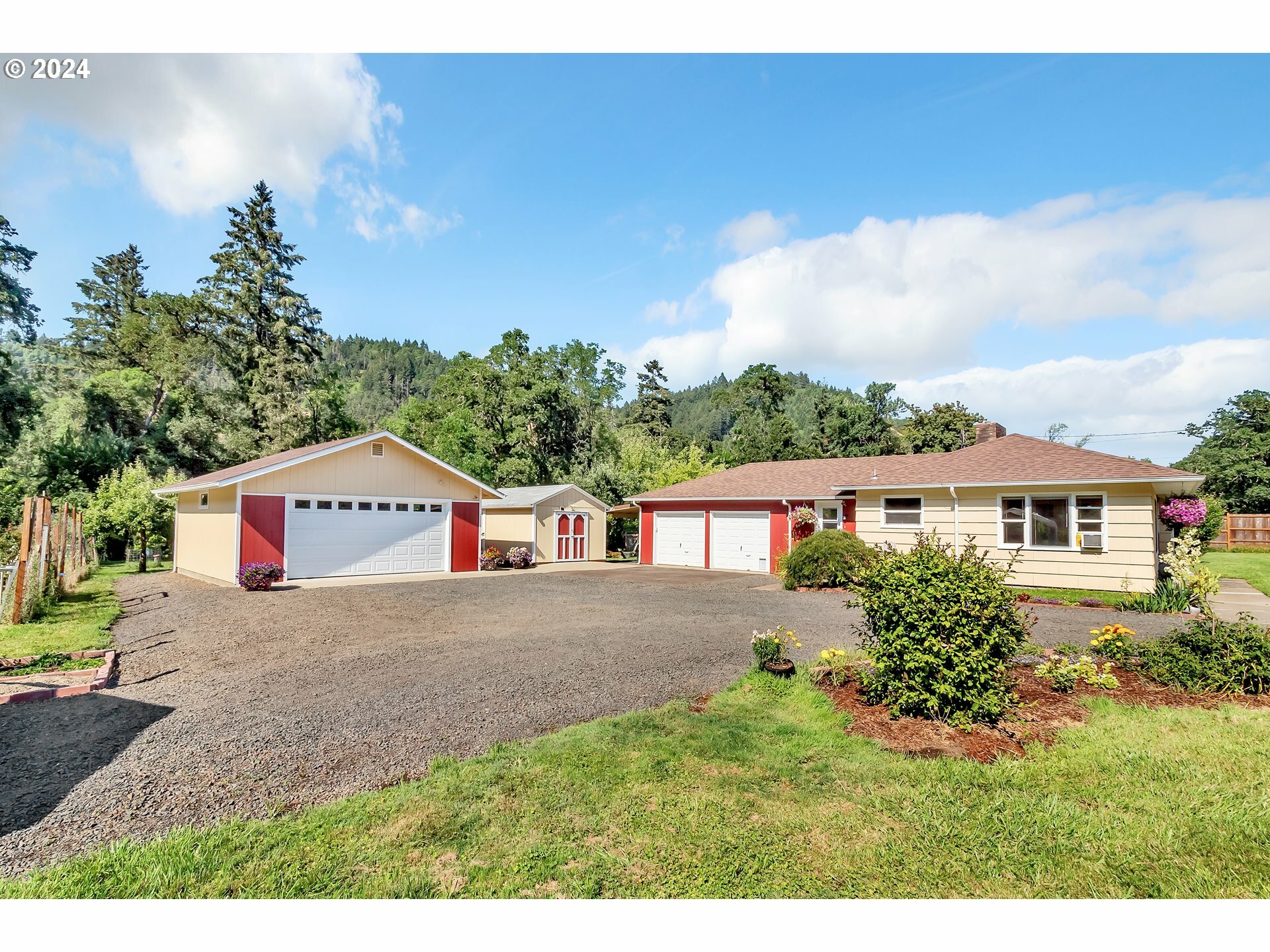 Property Photo: 891 S Elk Creek Rd OR 97435