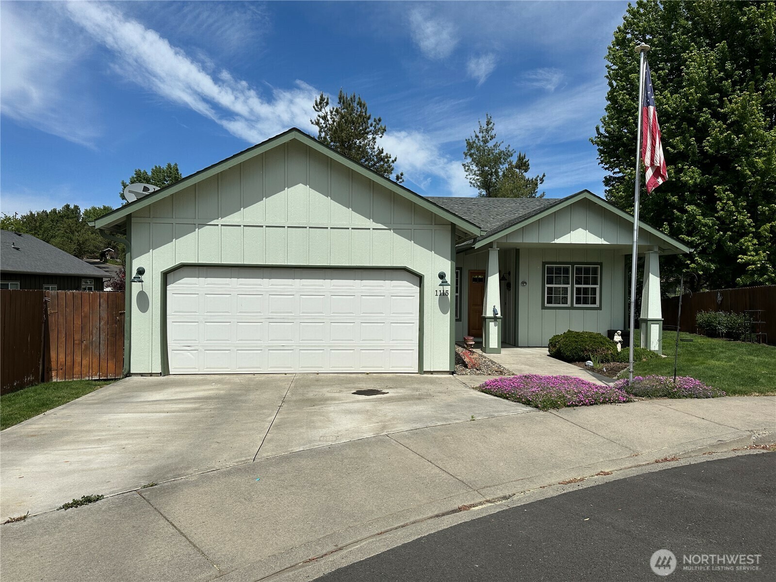 Property Photo: 1115 SE Moorbrook Court WA 99324