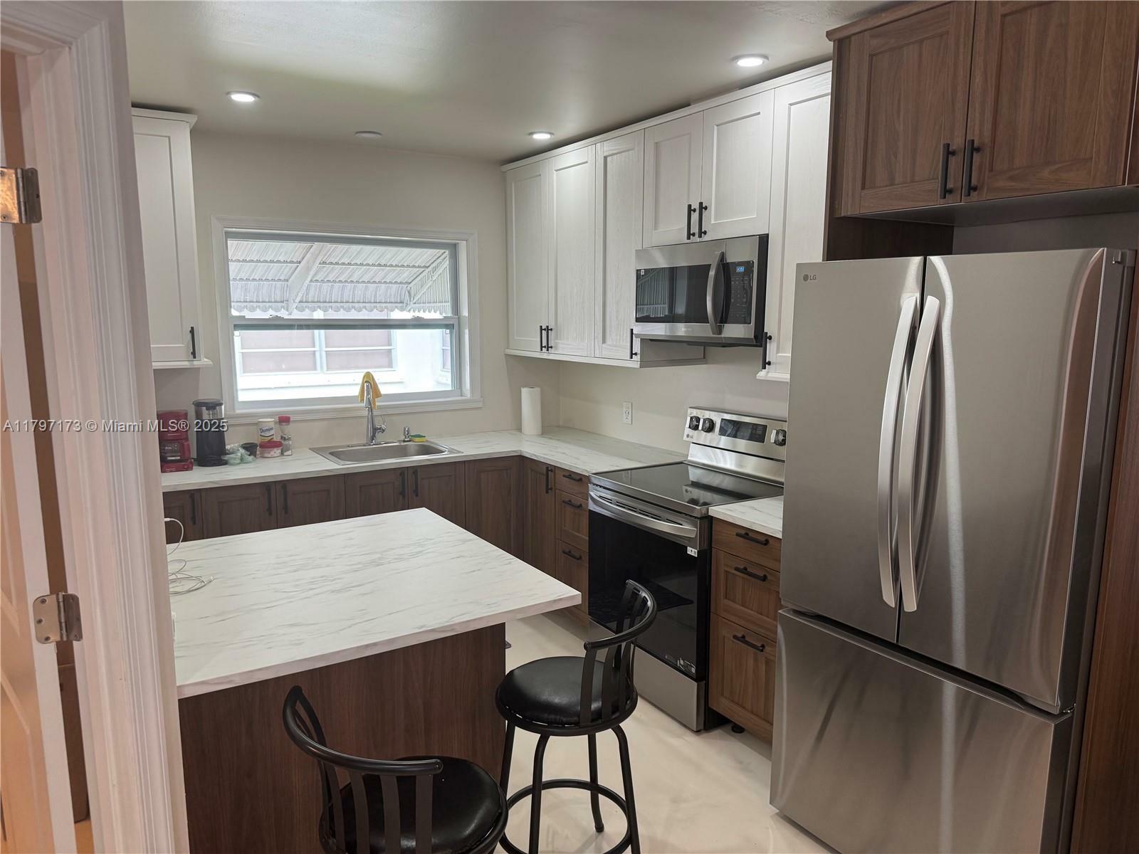 Property Photo: 825 NE 6th St 1 FL 33009