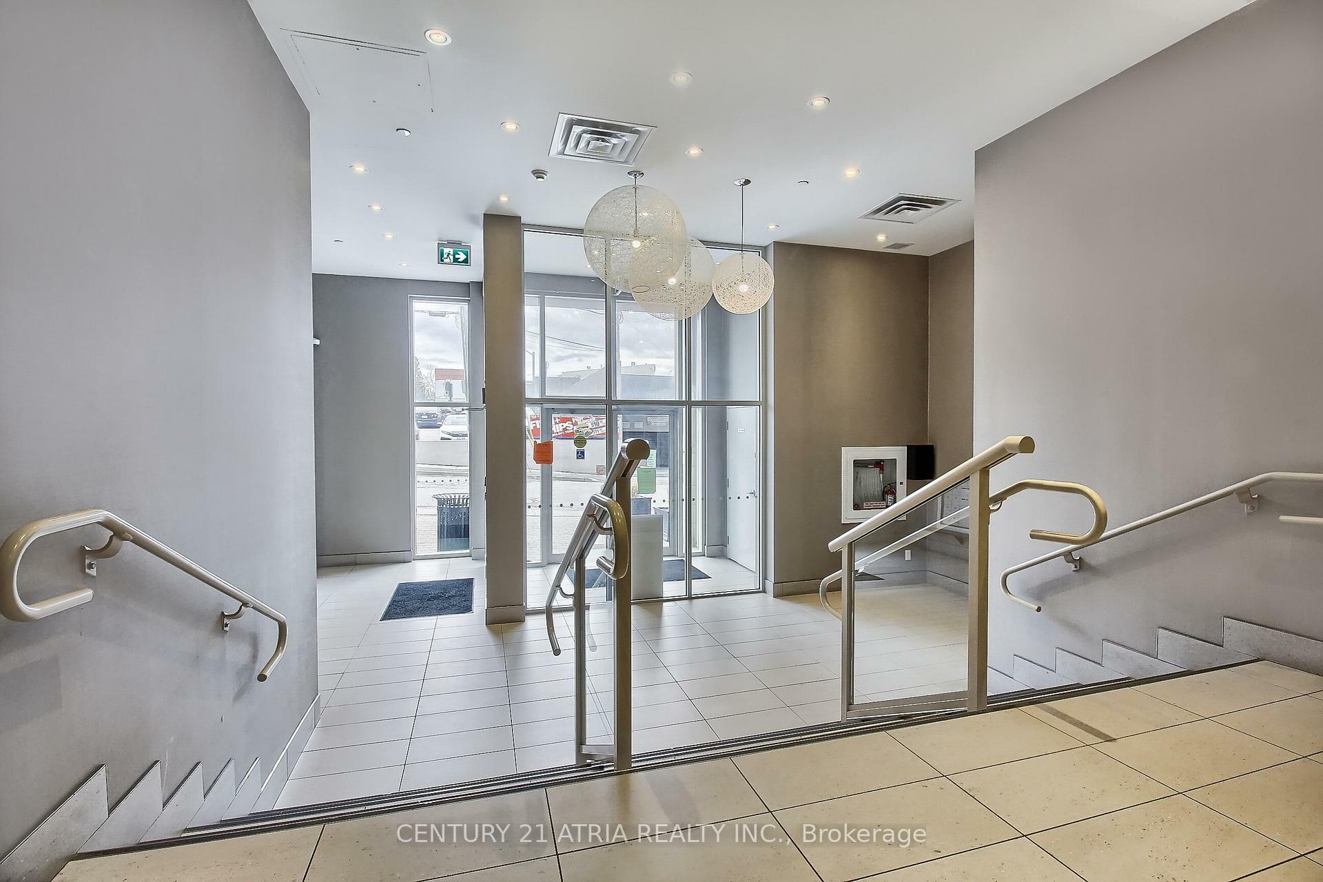 Property Photo: 15277 Yonge Street 404A ON L4G 1Y3