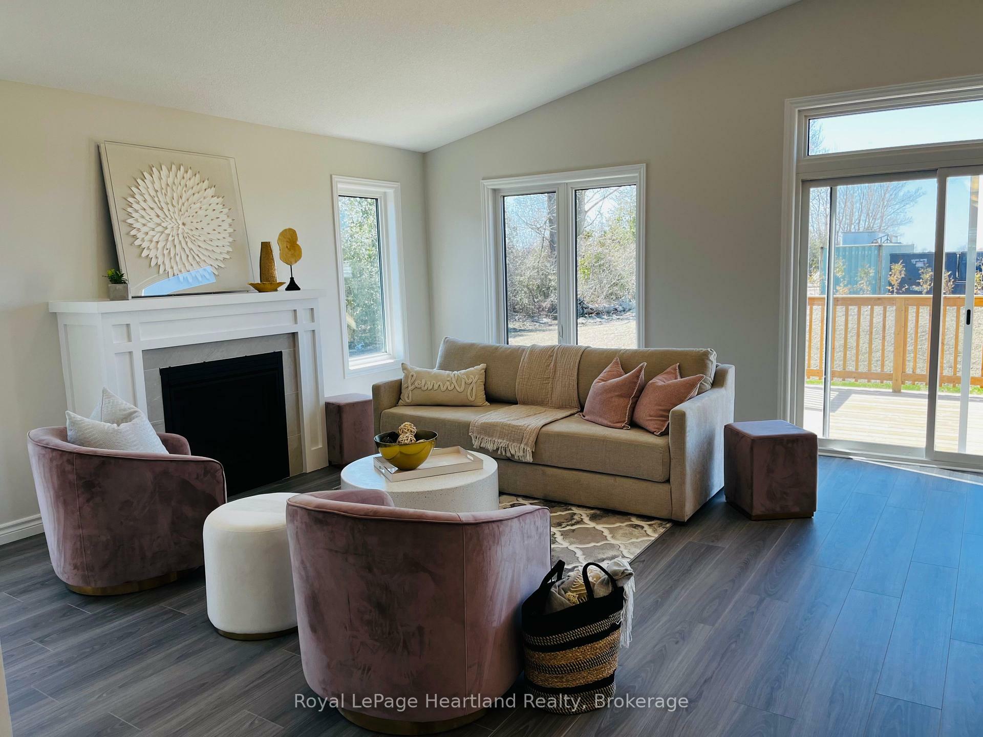 Property Photo: 21 Bluffs View Boulevard ON N7A 0C1