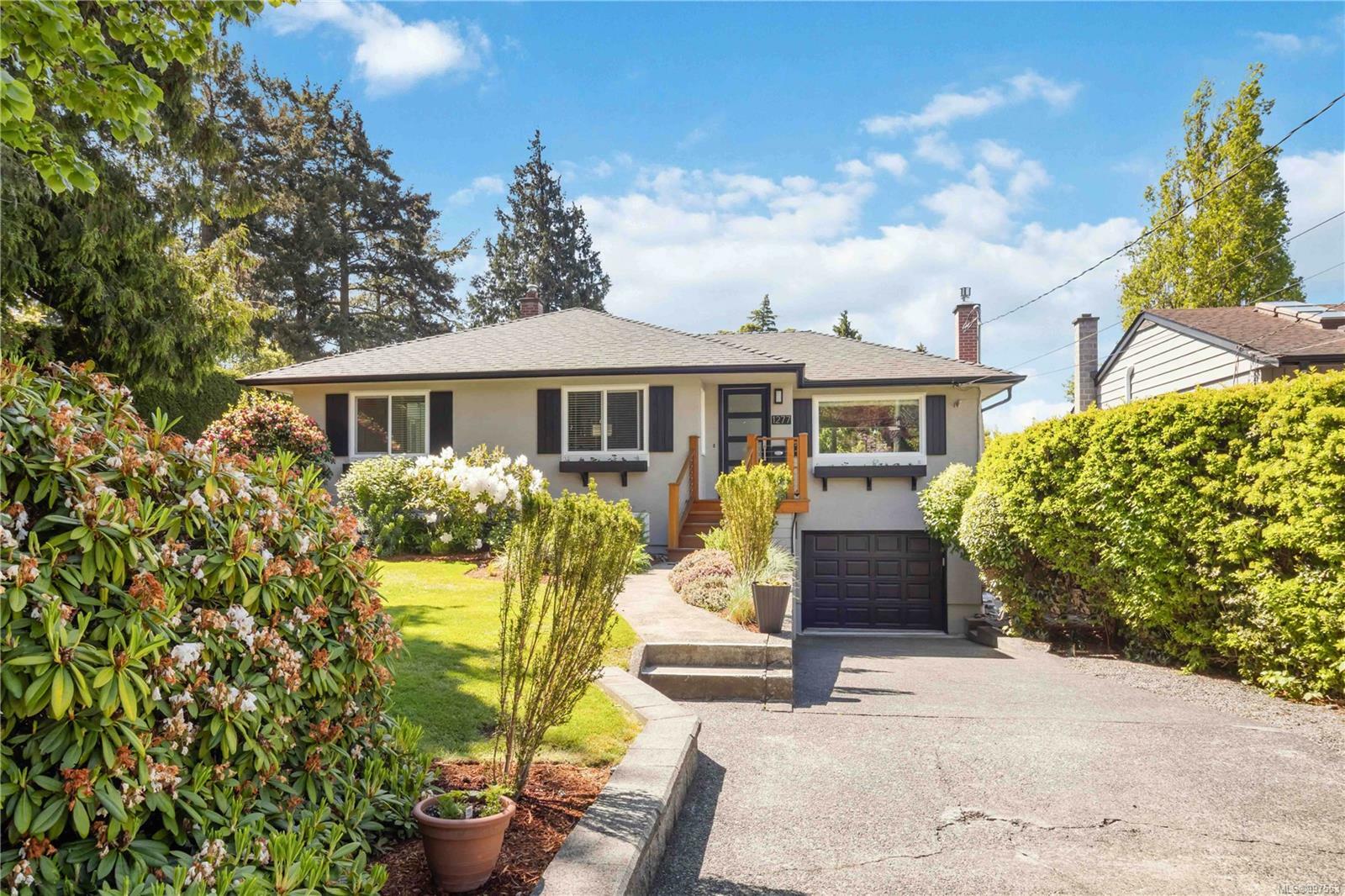 Property Photo: 1277 Rockland Ave BC V8V 3J3