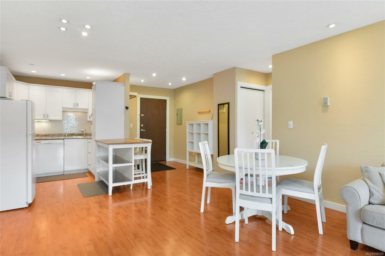 Property Photo: 1610 Jubilee Ave 401 BC V8R 6P3