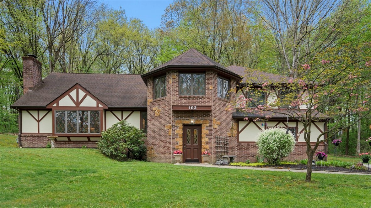Property Photo: 102 Foxglove PA 15005