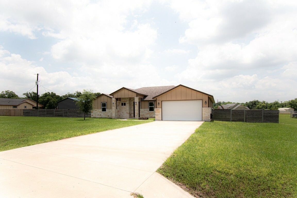 Property Photo: 121 Grassy Lane TX 78621