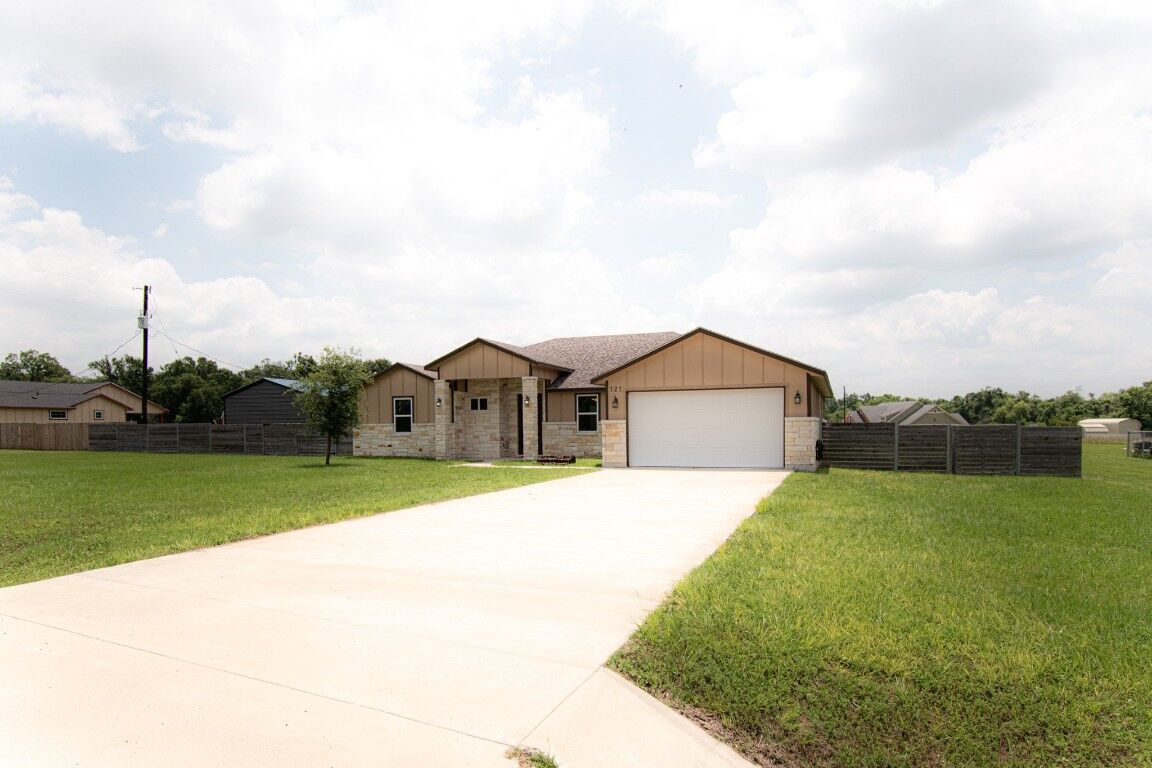 Property Photo: 121 Grassy Lane TX 78621
