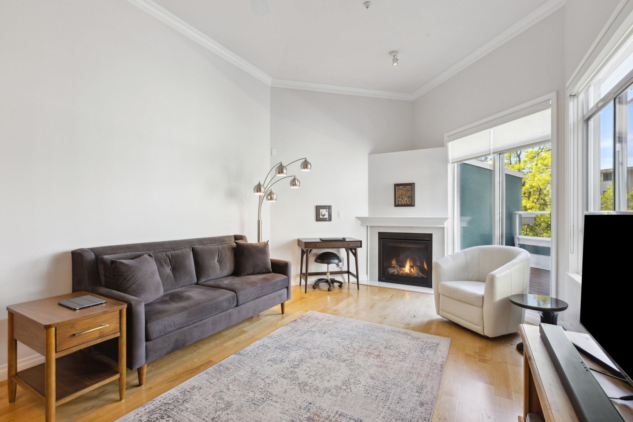 Property Photo: 128 W 8th Street 401 BC V7M 3M1