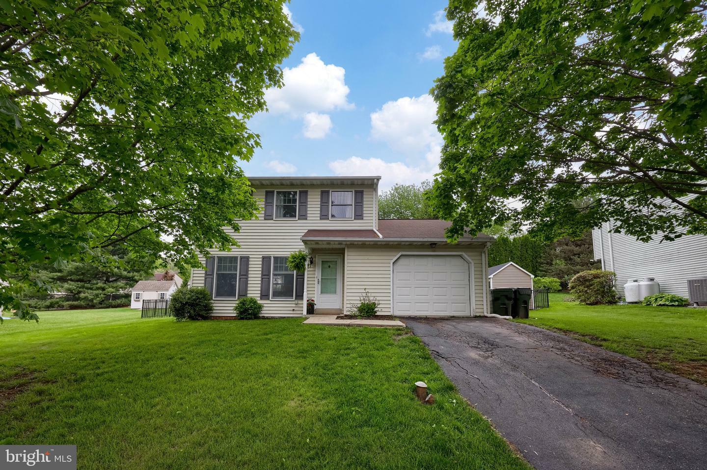 637 Regent Drive  Lancaster PA 17601 photo