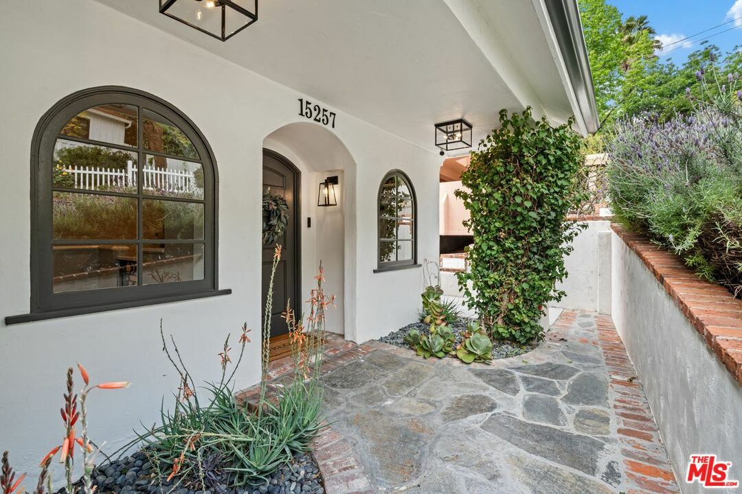 Property Photo: 15257 Encanto Dr CA 91403