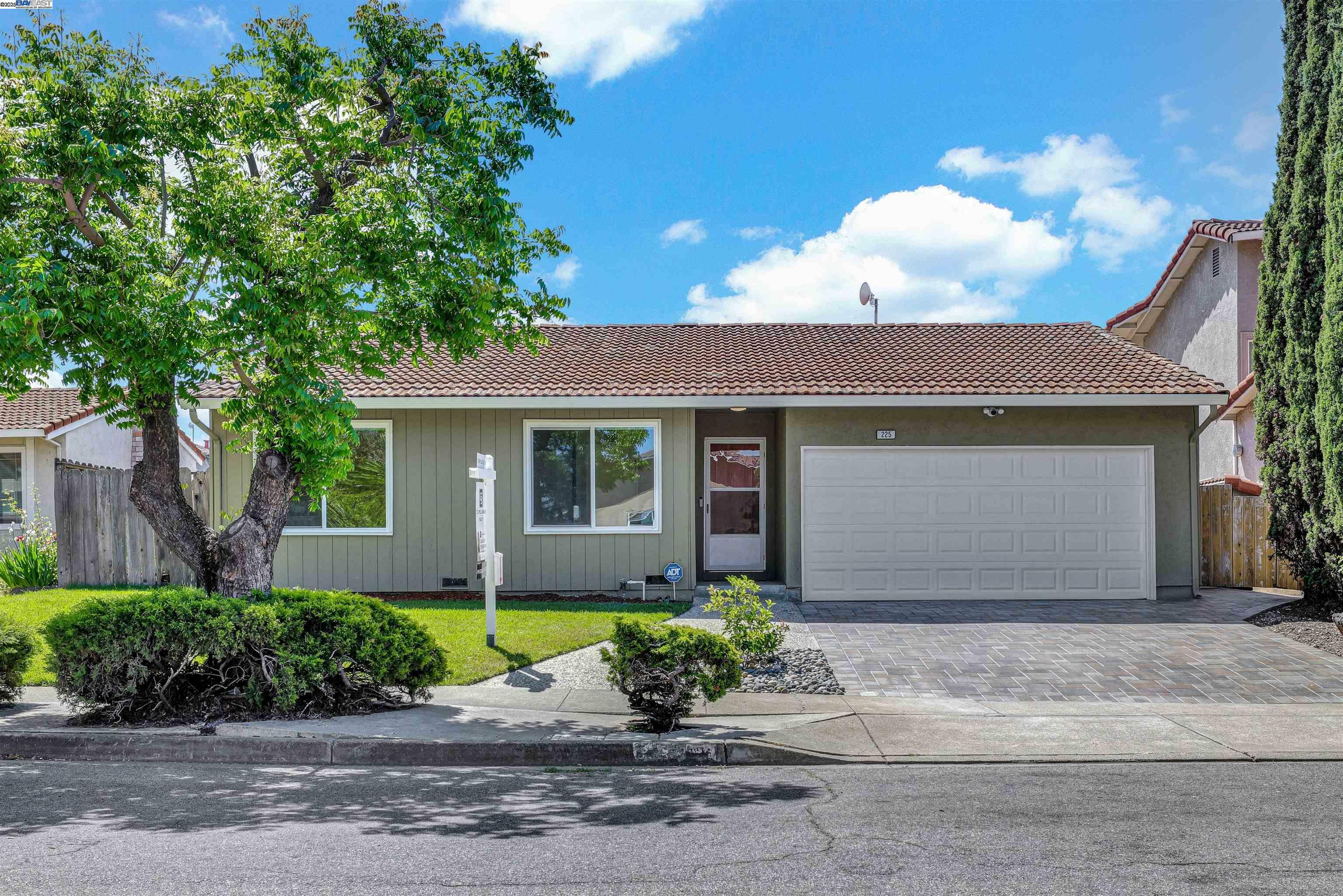 Property Photo: 225 Kansas Way CA 94539