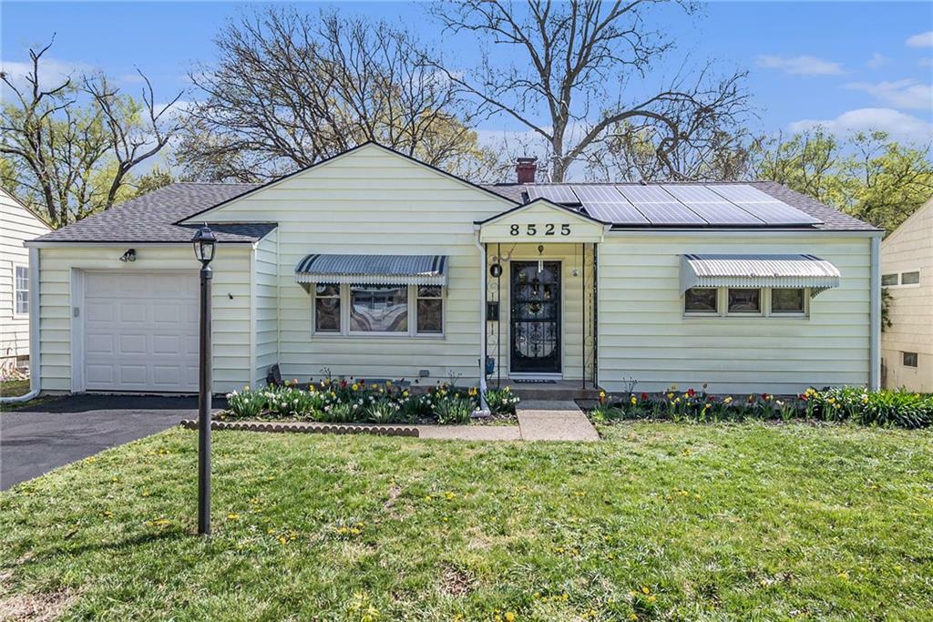 Property Photo: 8525 Sleepy Hollow Road MO 64114