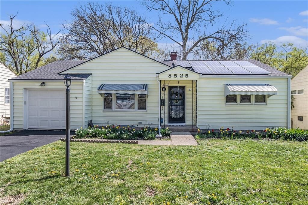 Property Photo:  8525 Sleepy Hollow Road  MO 64114 