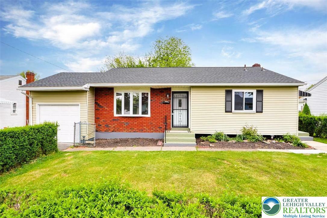 Property Photo: 1903 Stonington Road PA 18018