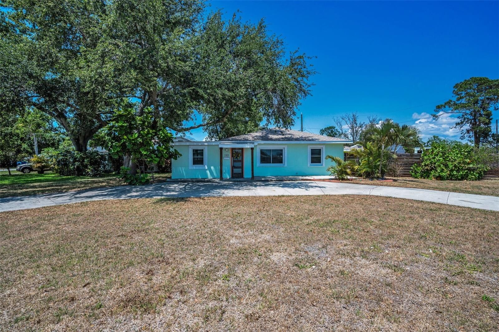 Property Photo:  1101 Essex Drive N  FL 33710 