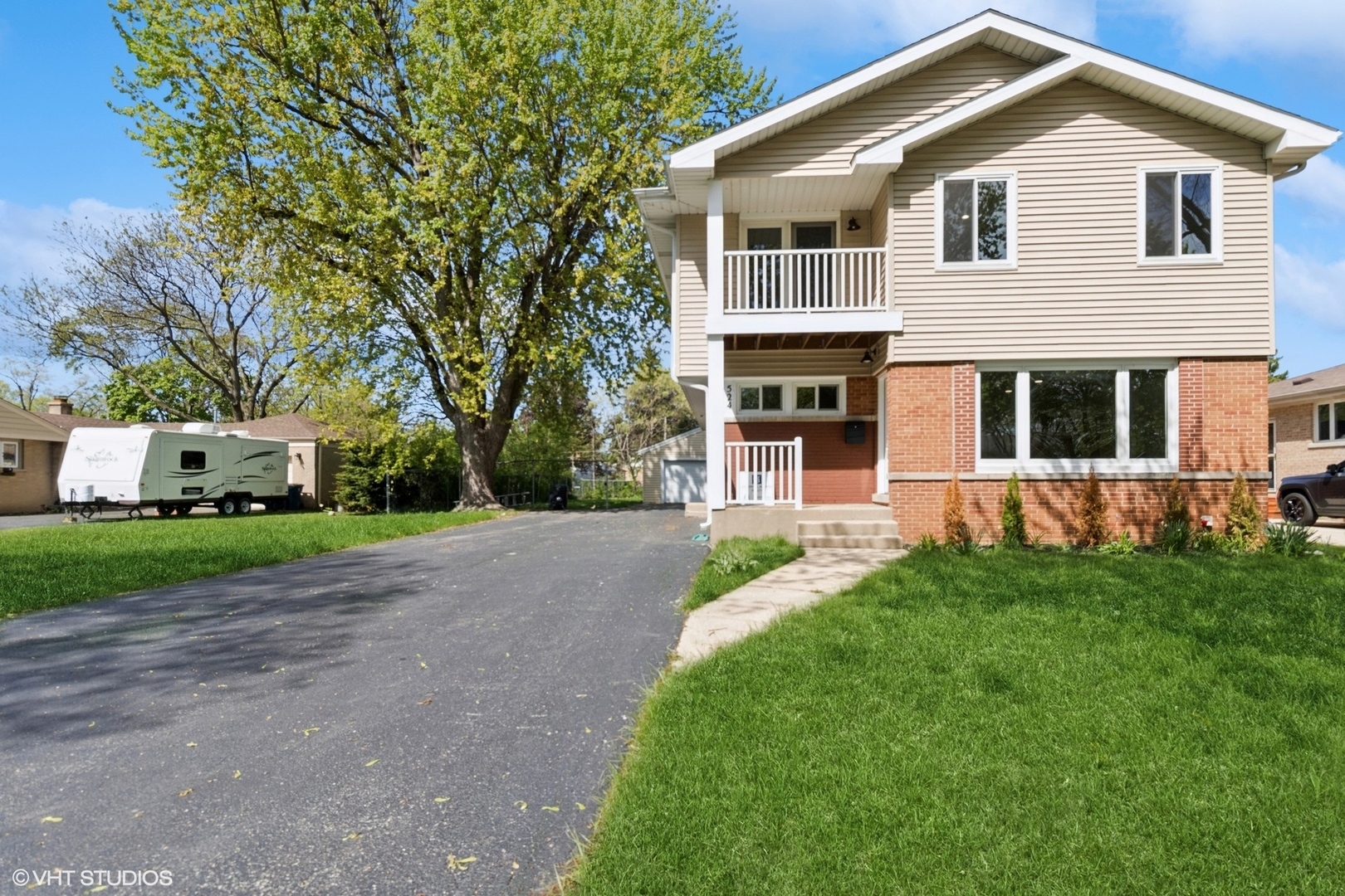 Property Photo: 524 Willow Street IL 60143
