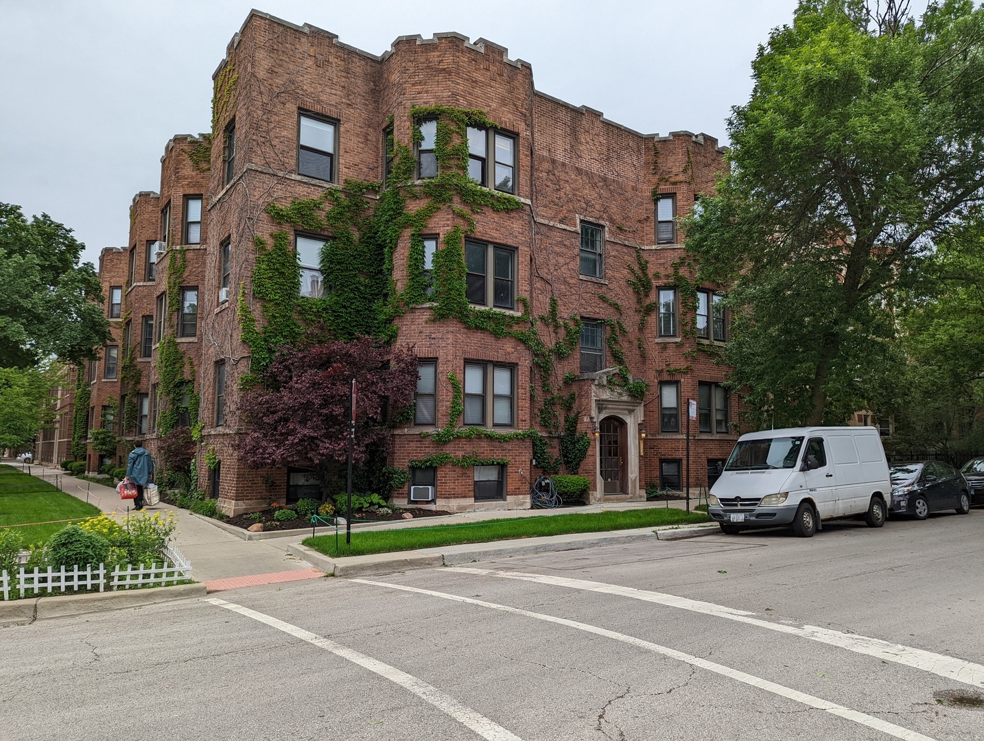 Property Photo: 3702 N Lakewood Avenue 3 IL 60613