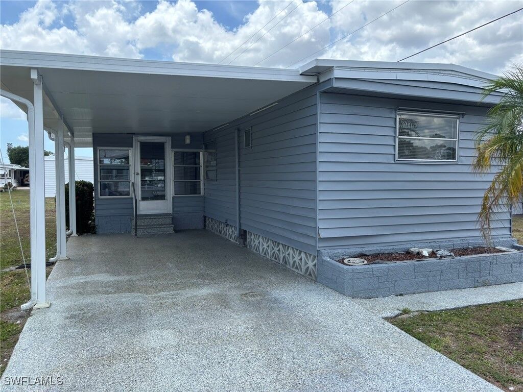 Property Photo:  806 Homefolks Street  FL 33917 