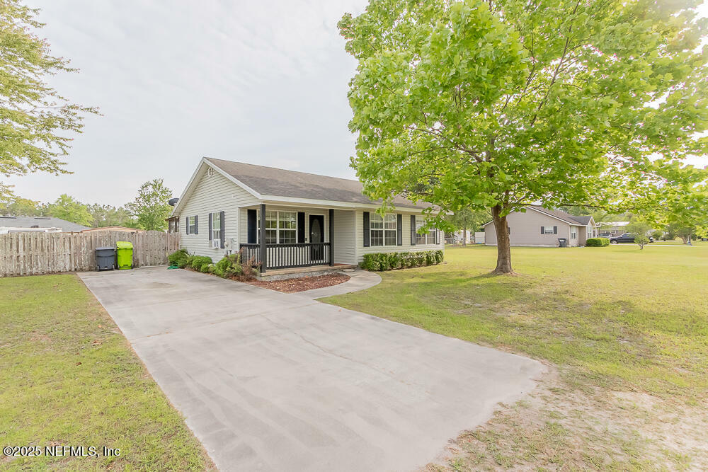 Property Photo: 27293 W Thirteenth Avenue FL 32046