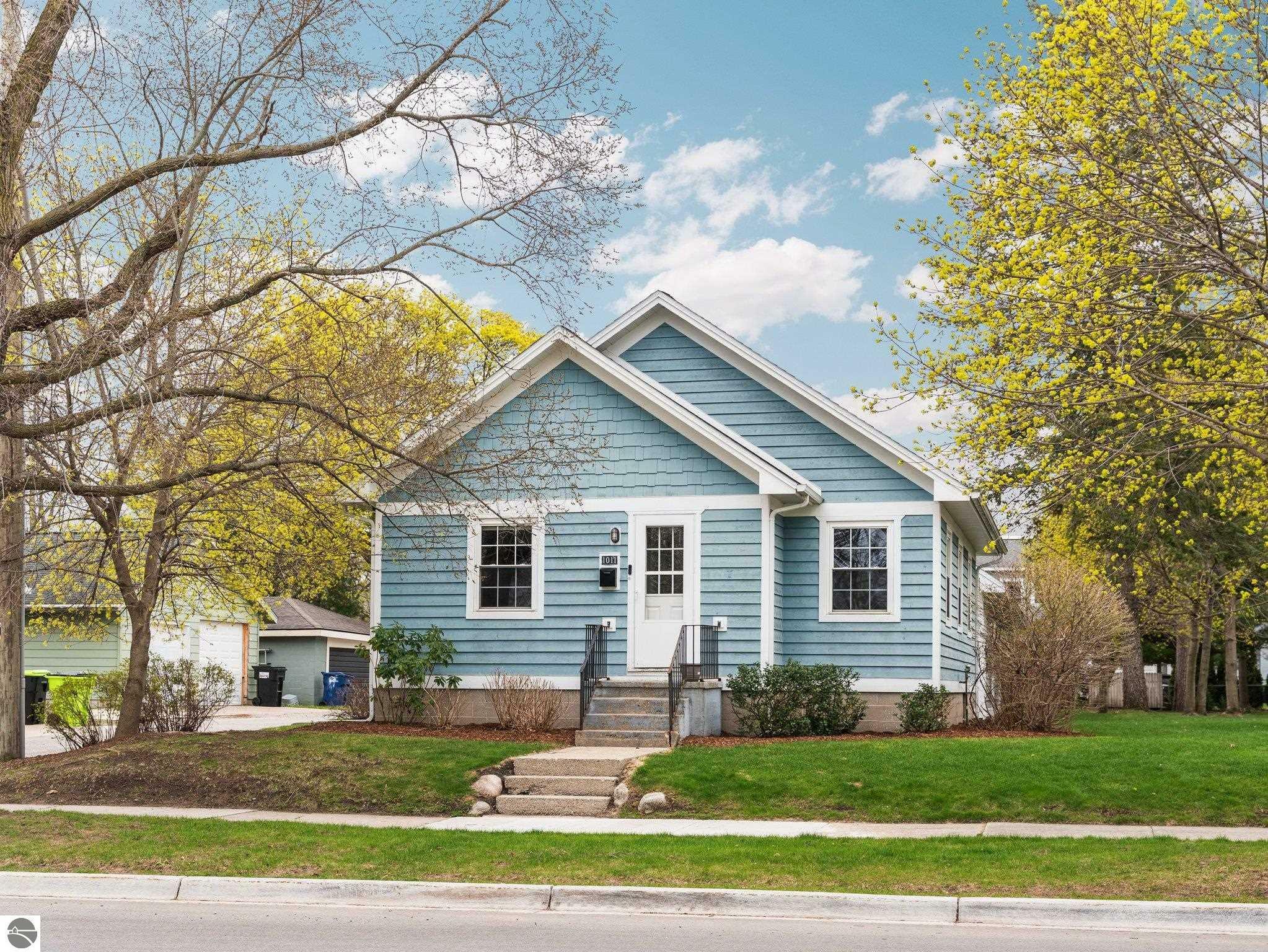 Property Photo:  1011 Jefferson Avenue  MI 49684-2103 