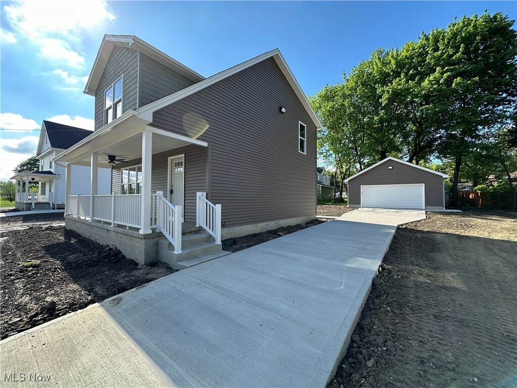 Property Photo: 725 Mineral Springs Avenue OH 44511