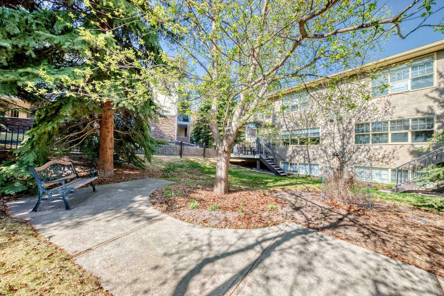 Photo de la propriété: 2031 Palermo Way SW AB T2V 5J6