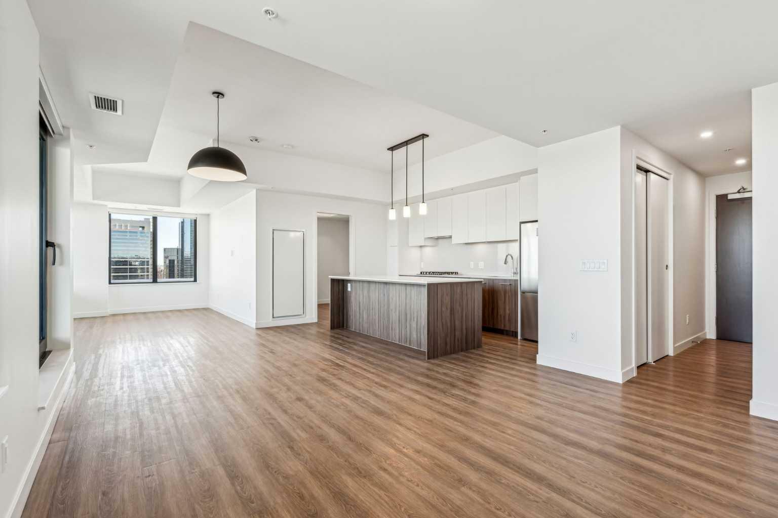 Property Photo: 730 2 Avenue SW 1701 AB T2P 1R8