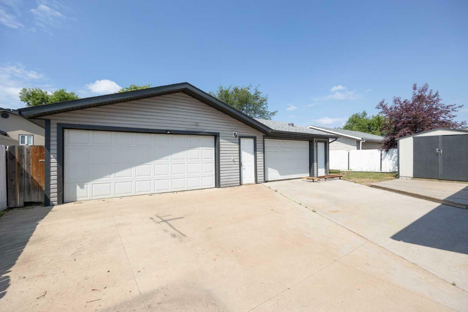 Property Photo: 577 Beacon Hill Drive AB T9H 2R2