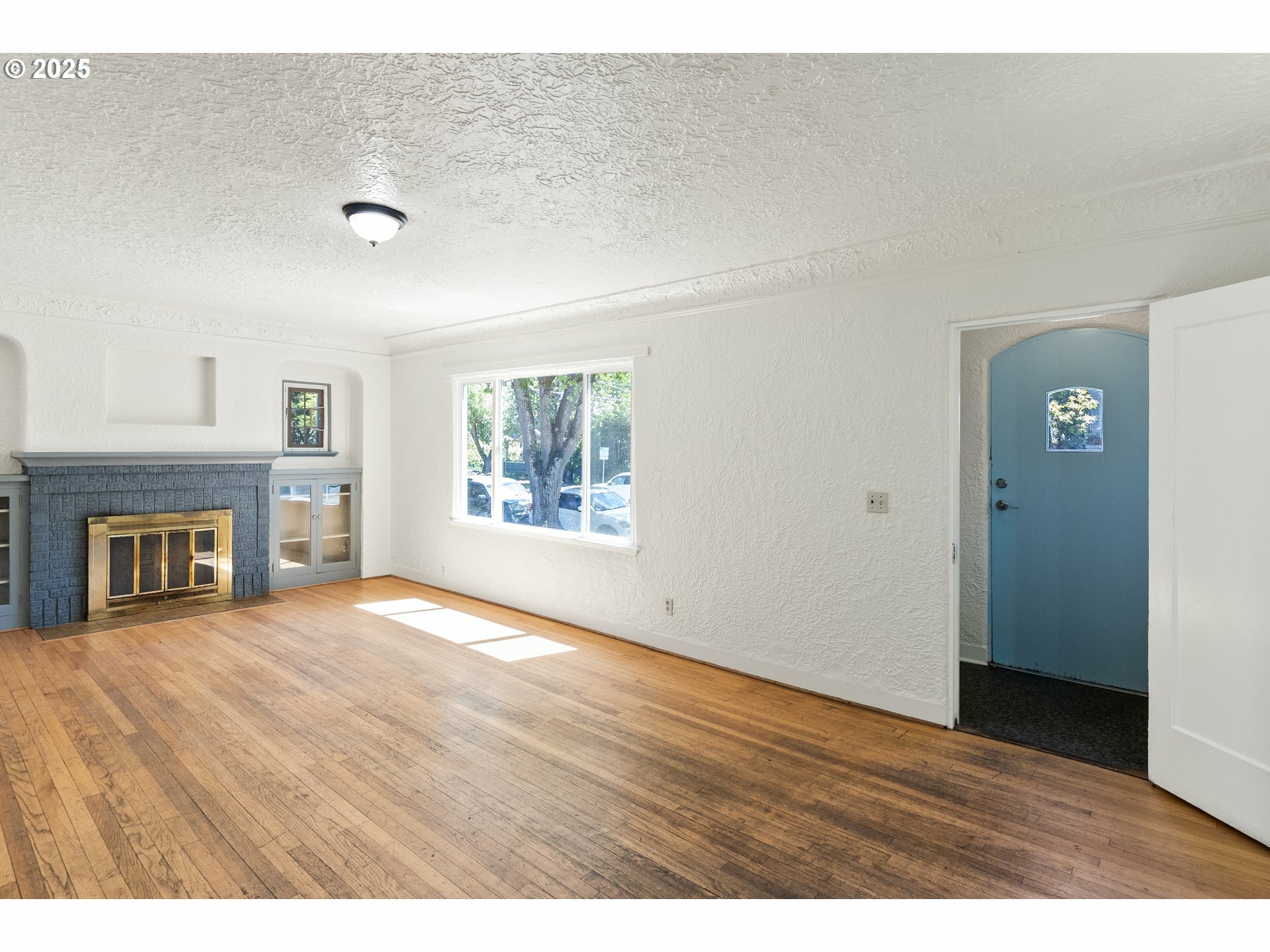 Property Photo: 327 E 15th Ave OR 97401