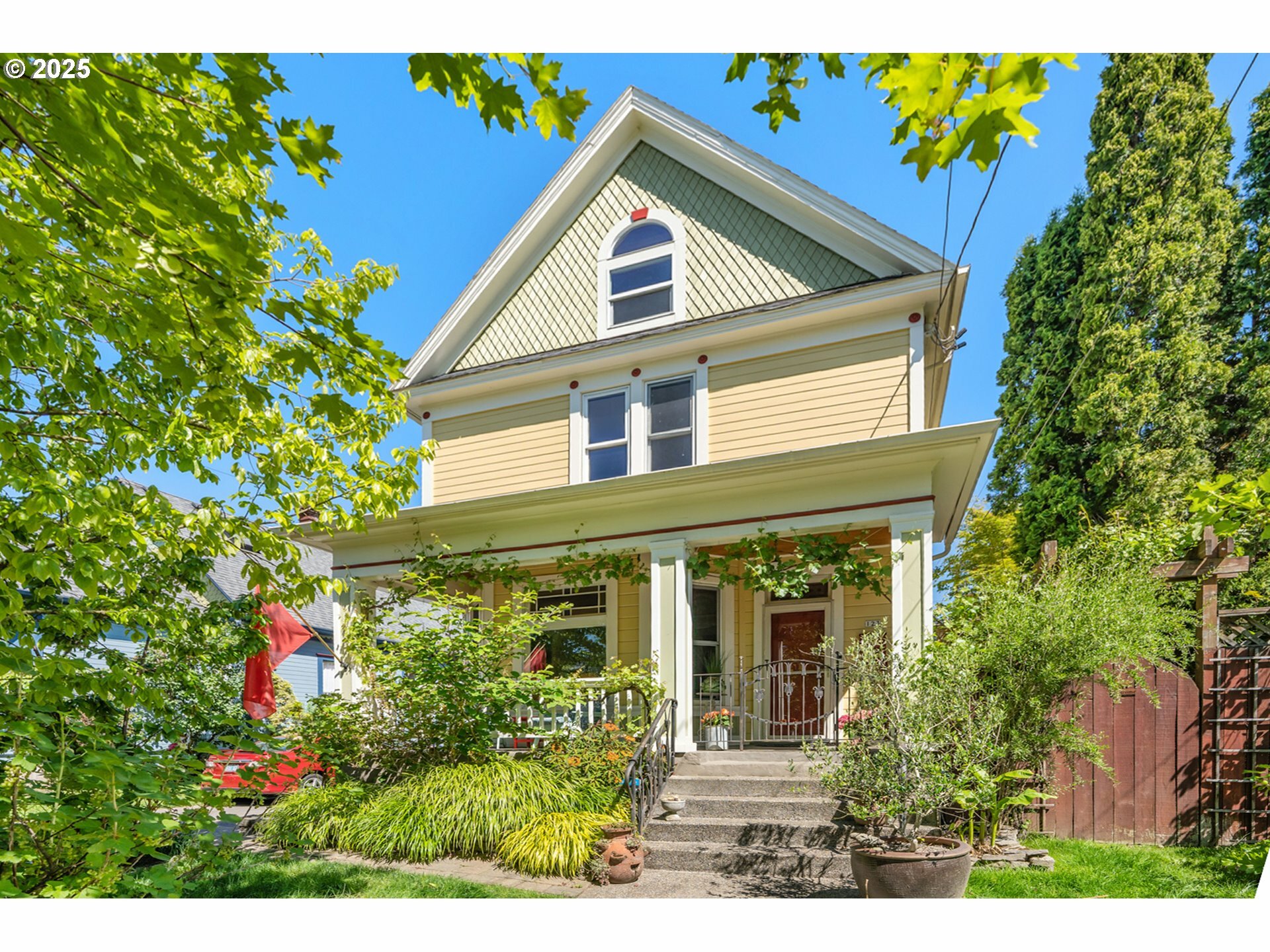 Property Photo: 123 NE Graham St OR 97212