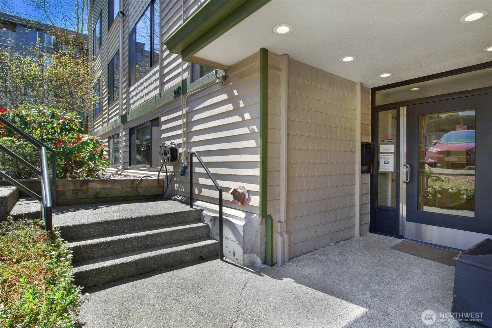 Property Photo: 9512 1st Avenue NE 402 WA 98115