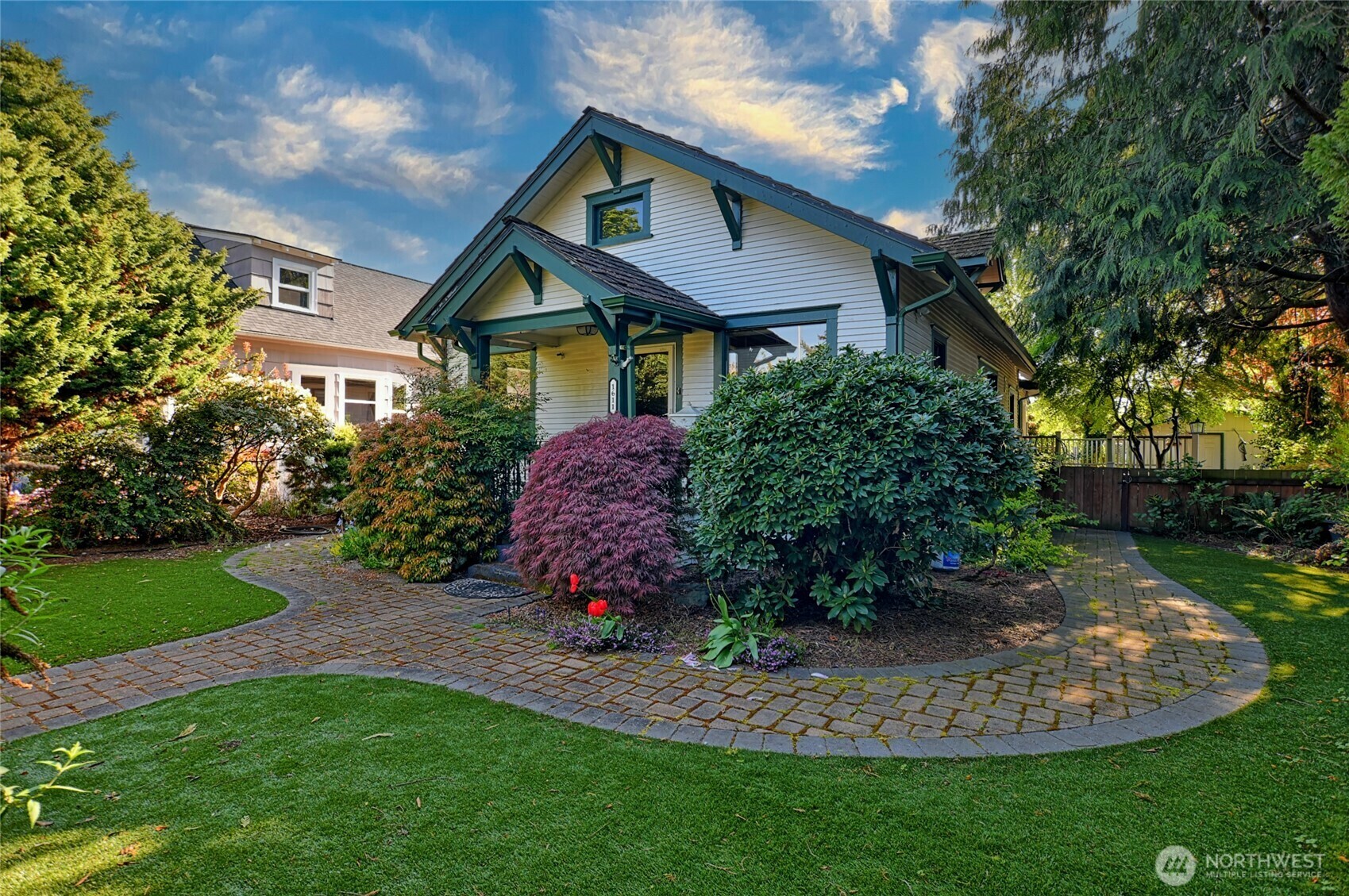 Property Photo: 1611 Oakes Avenue WA 98201