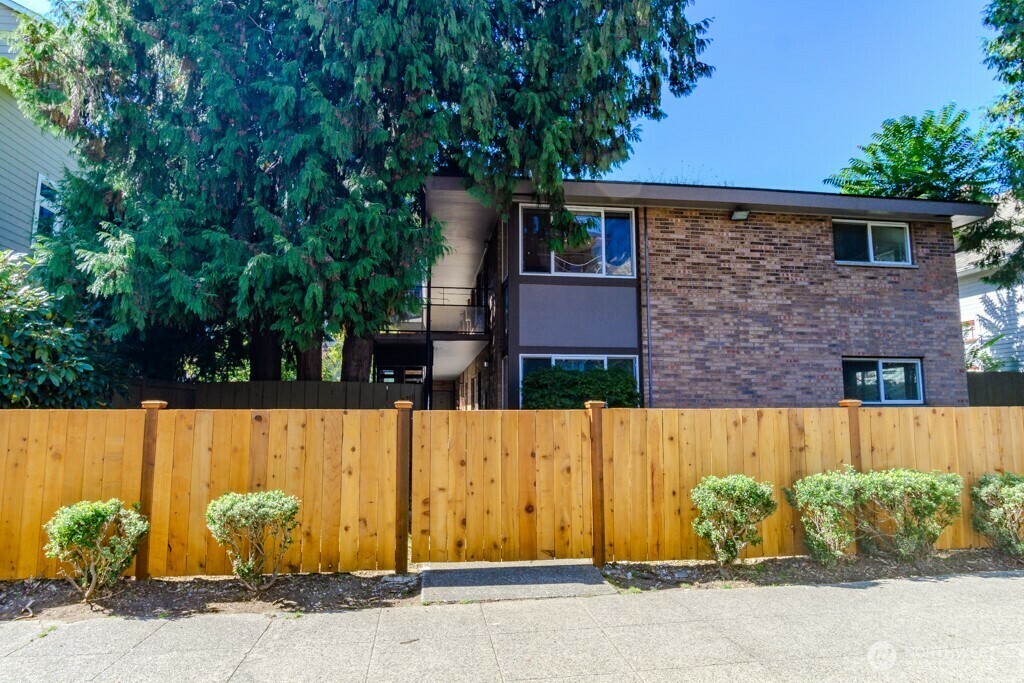Property Photo: 2211 Franklin Avenue E 6 WA 98102