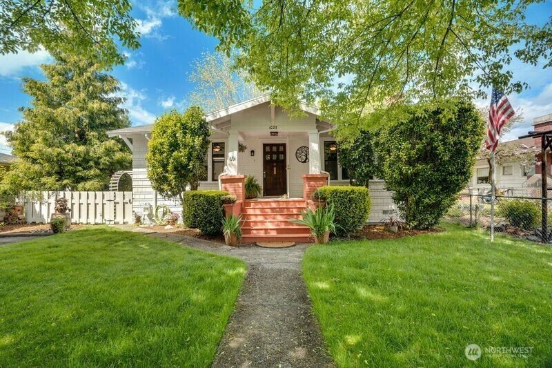 Property Photo: 1027 E Main Street WA 98002