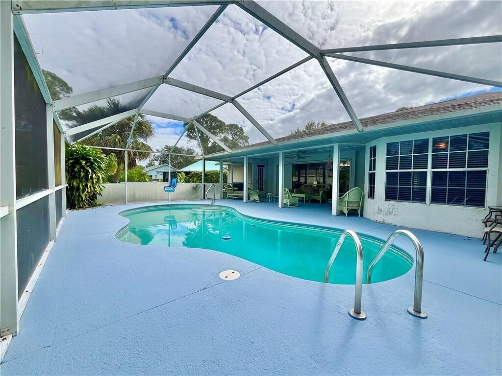Property Photo: 1366 17th Place SW FL 32962