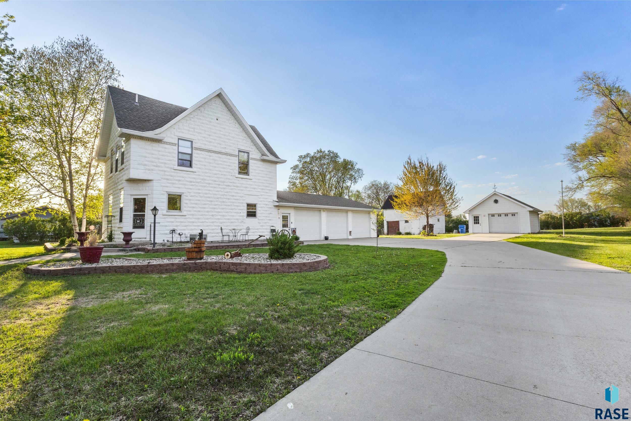 Property Photo: 802 W 3rd St SD 57013