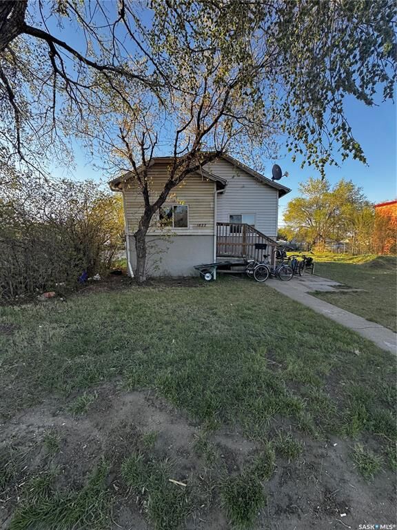 Property Photo:  1822 22nd Street W  SK S7L 2Z6 