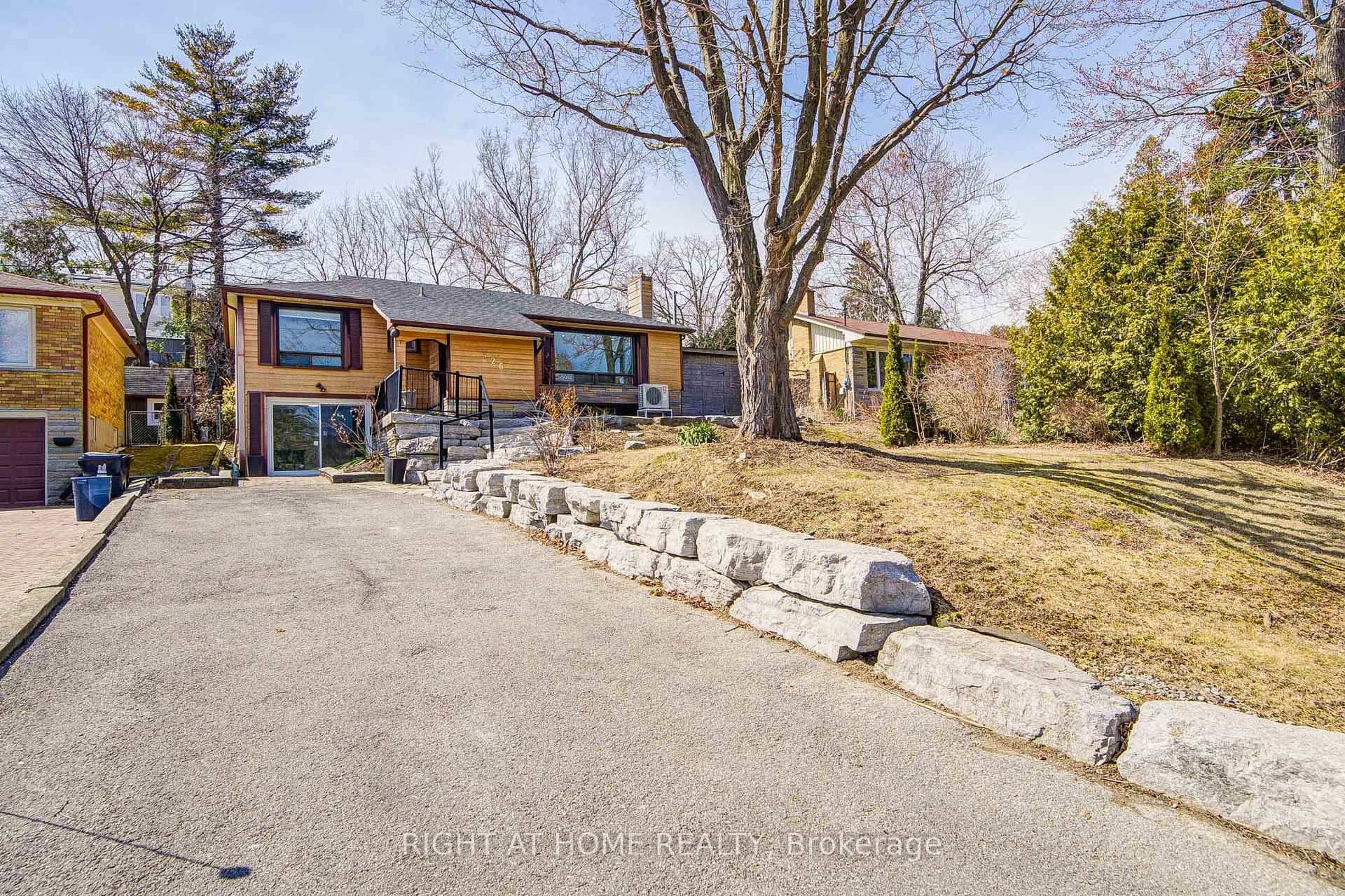 Photo de la propriété: 326 Jaybell Grove ON M1C 2X5