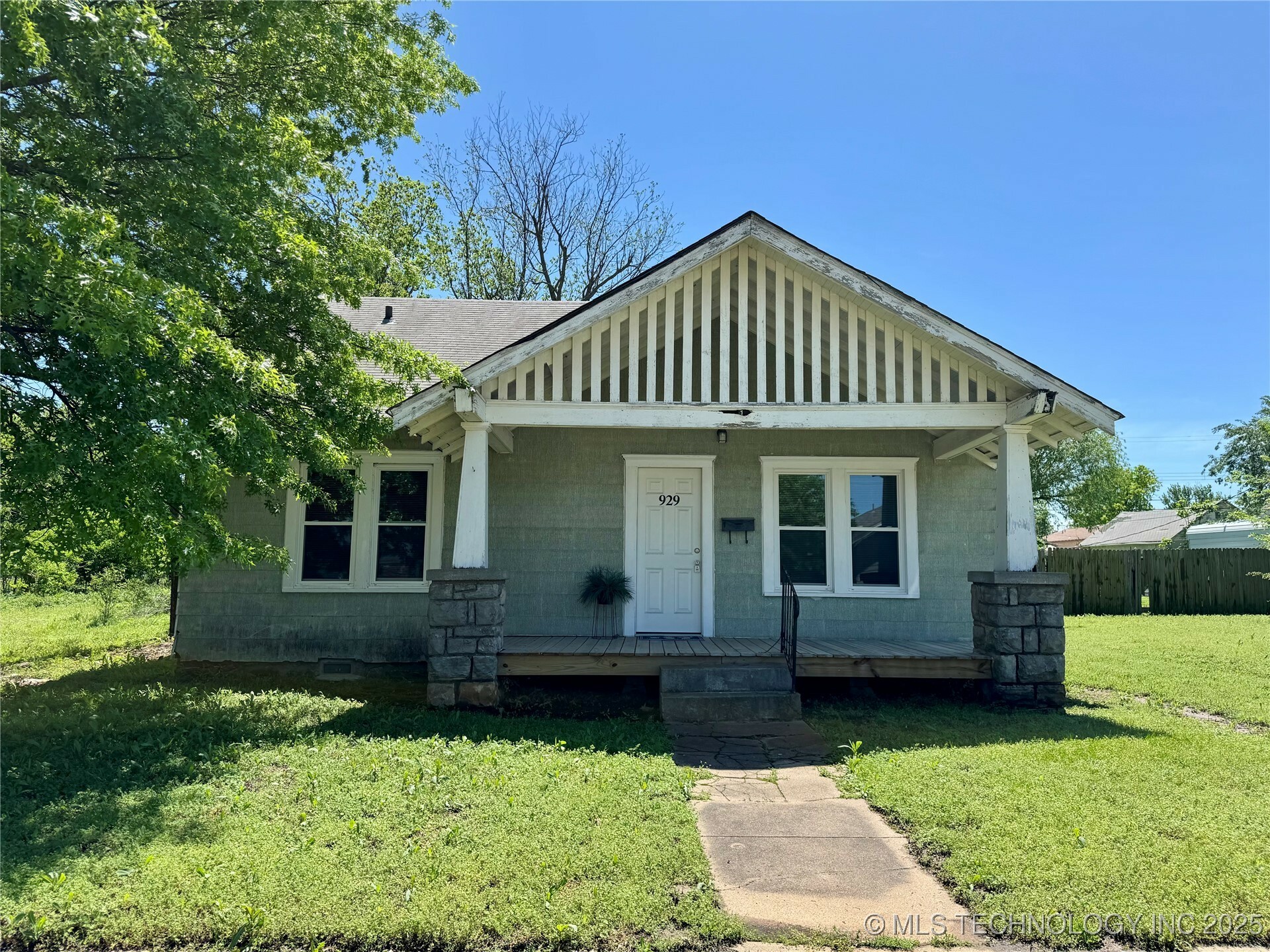 Property Photo: 929 E Walnut Street OK 74023