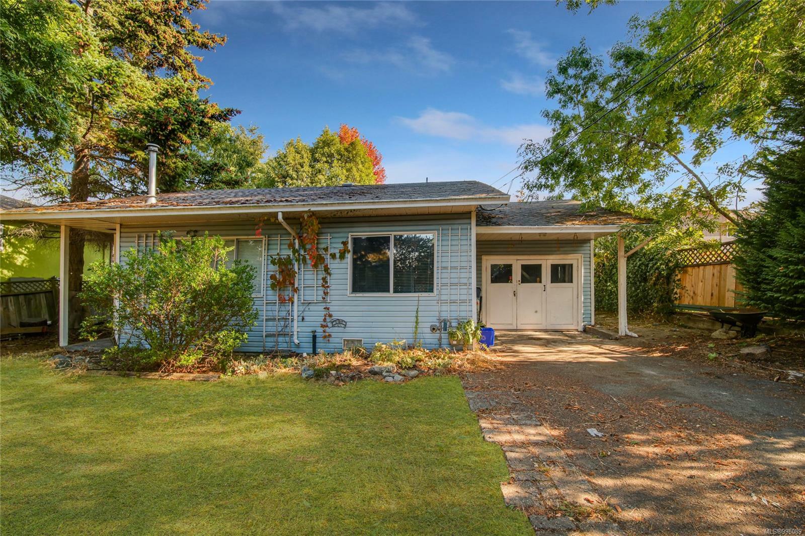 Property Photo: 3117 Blackwood St BC V8X 1C6