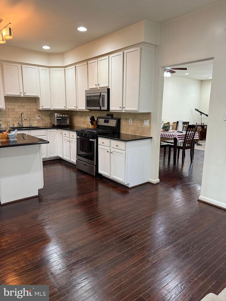 Property Photo: 1236 Weatherstone Court VA 20194