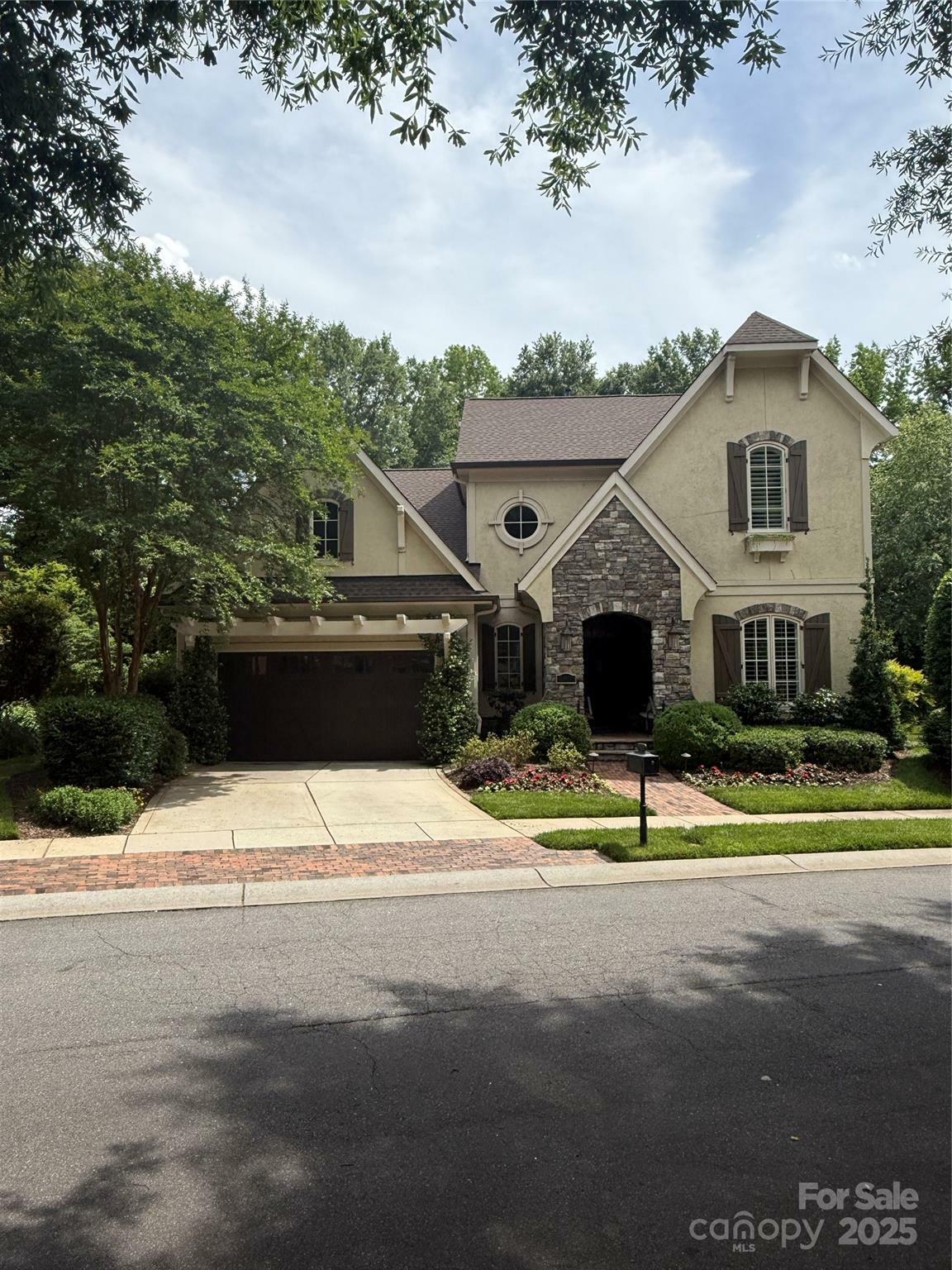 Property Photo: 6831 Conservatory Lane NC 28210